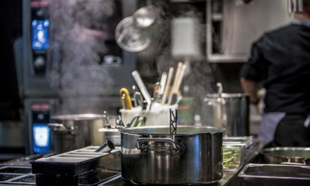 View into a professional kitchen where more and more qualified staff is missing.