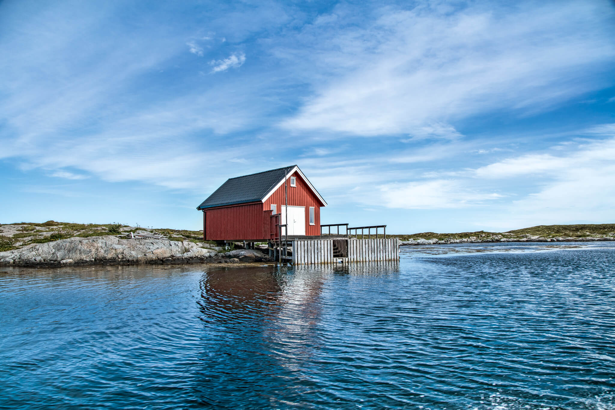 Idyll on the water: the red fishing hut